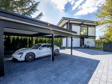 Moderne Architektur: Lichtdurchflutetes Architektenhaus Lichtdurchflutetes Haus mit Carport und modernem Design