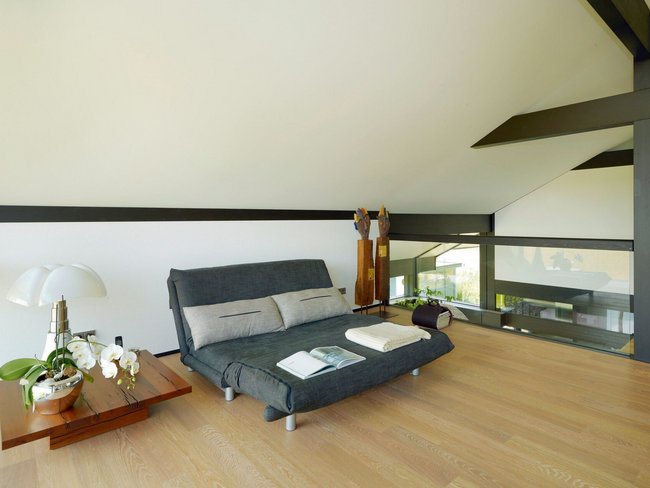Heller Wohnraum im Architektenhaus mit minimalistischer Einrichtung