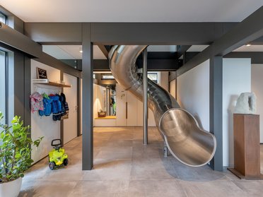 Elegantes Premiumhaus mit moderner Innenarchitektur und Rutsche