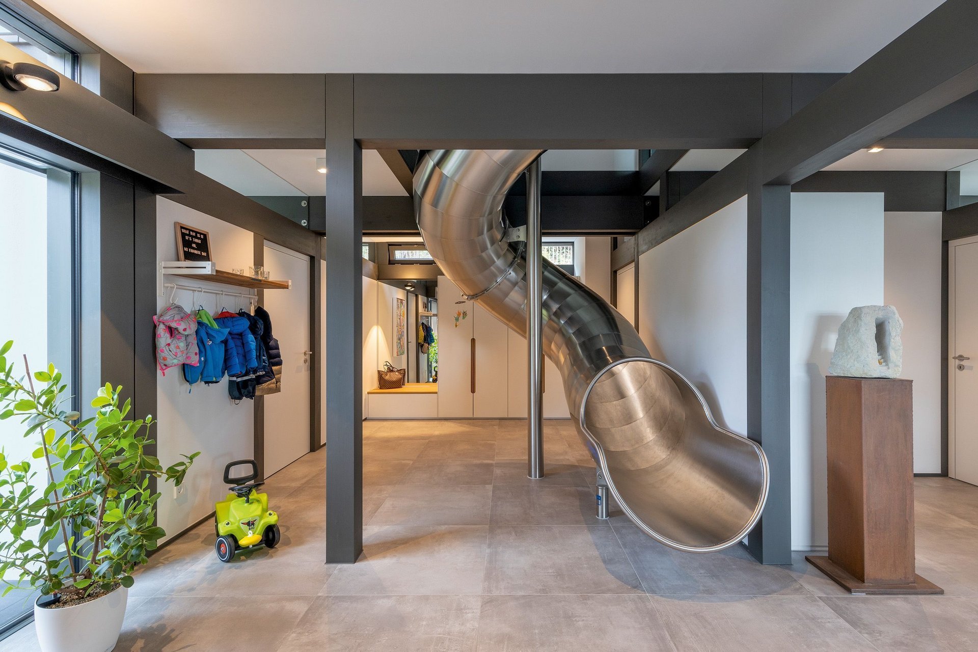 Elegantes Premiumhaus mit moderner Innenarchitektur und Rutsche