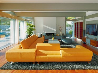 Stilvolles Wohnzimmer mit großen Glasflächen und eleganter Ausstattung