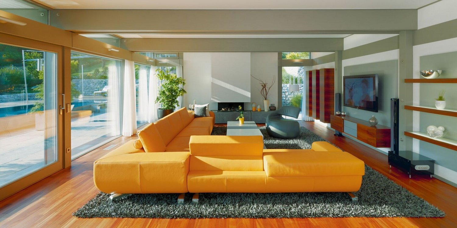 Stilvolles Wohnzimmer mit großen Glasflächen und eleganter Ausstattung