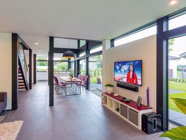 Innenansicht eines modernen Familienhauses mit Wohnbereich und Esstisch