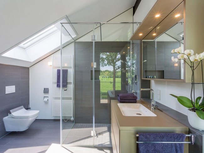 HUF house modum 810 24 Stilvolles Badezimmer mit klaren Linien und natürlichem Licht