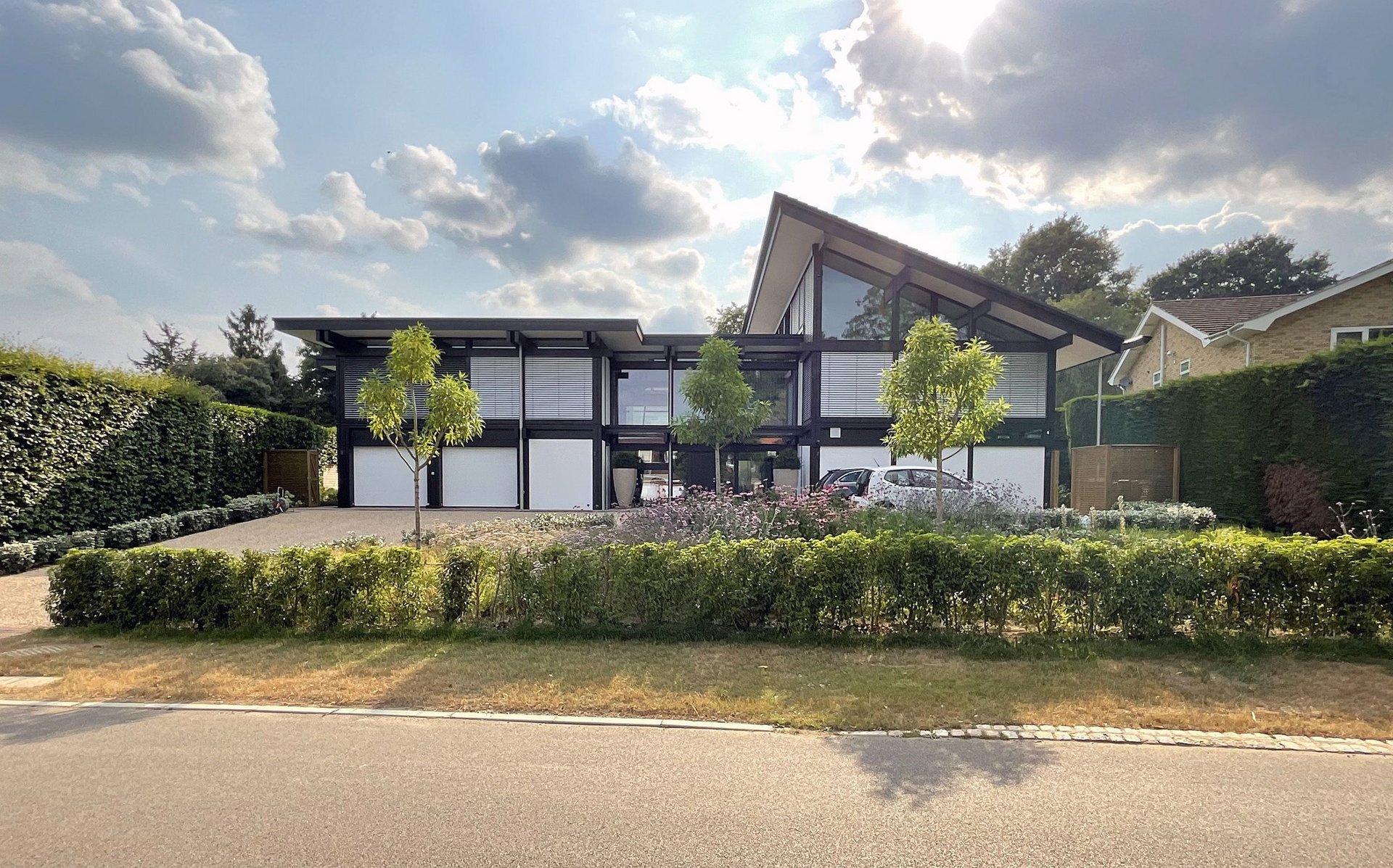 Elegantes Haus mit modernen Designelementen und Garten