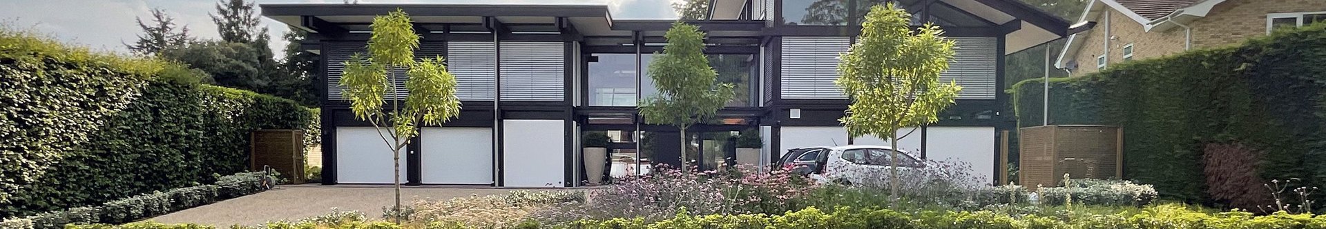 Moderne Architektur eines Einfamilienhauses Elegantes Haus mit modernen Designelementen und Garten