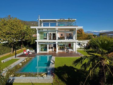 Elegantes modernes Gebäude mit klarer Architektur und Garten.
