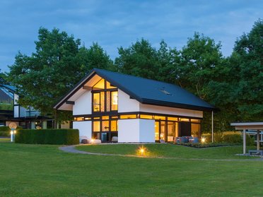 Lichtdurchflutetes Wohnhaus mit Garten und Bäumen