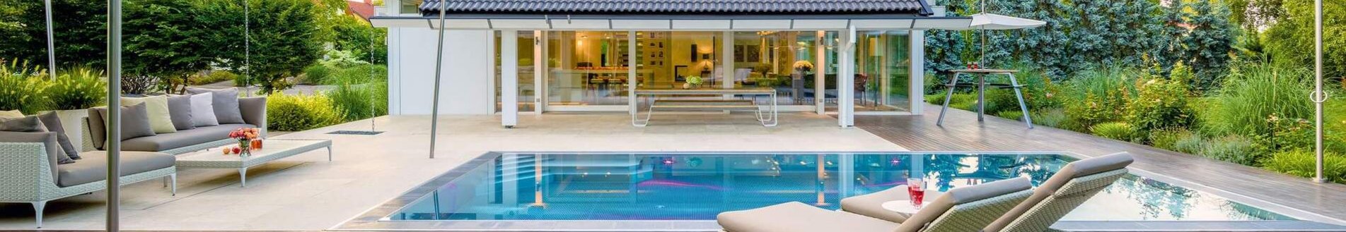 Modernes Fachwerkhaus mit Pool und Terrasse Weißes Fachwerkhaus mit Doppelpultdach, Pool und großzügiger Terrasse.