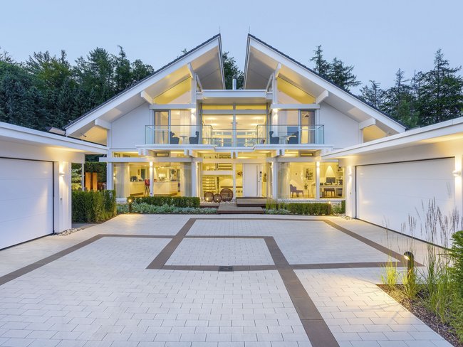 Elegante Villa mit breiter Auffahrt und gepflegtem Garten