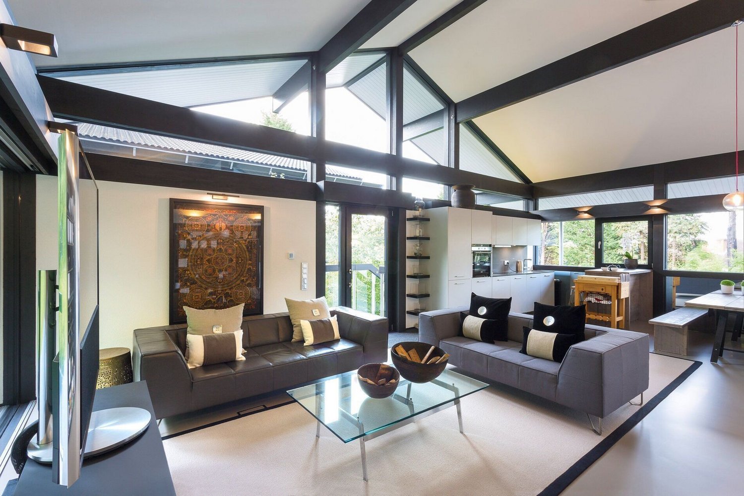 Elegantes Wohnzimmer in modernem HUF Haus mit Transparenz und Symmetrie