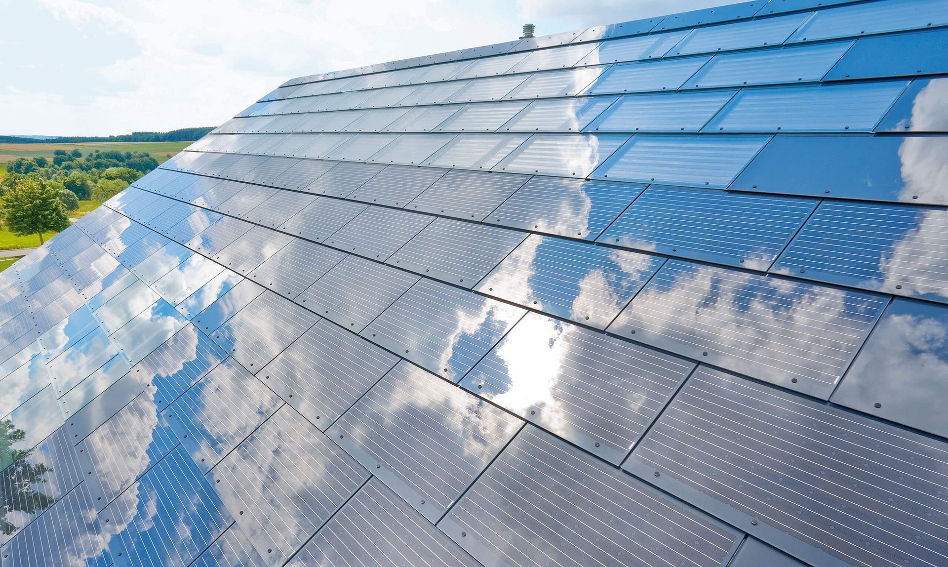 HUF Dorf Musterhauszentrum ART 9 34 Ansicht von Solarzellen mit Wolkenreflexionen auf einem Dach