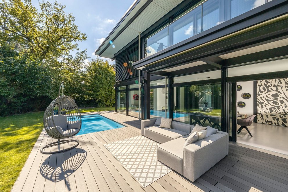 Moderne Außenansicht eines architektonischen Hauses mit Garten und Pool