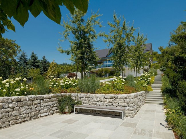 Energieeffizientes Architektenhaus mit Glasflächen und Garten