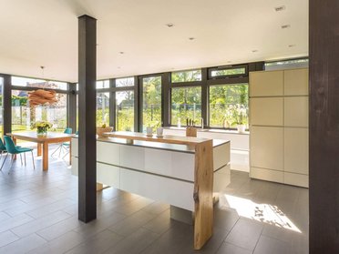 HUF house modum 810 11 Lichtdurchflutetes Interieur mit Essbereich und moderner Küche