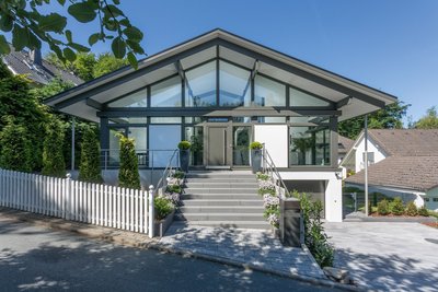 Moderne Bungalow-Architektur mit Glasfront Moderner Bau mit Glas und stufenförmigem Eingangsbereich
