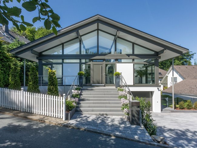 Moderner Bau mit Glas und stufenförmigem Eingangsbereich