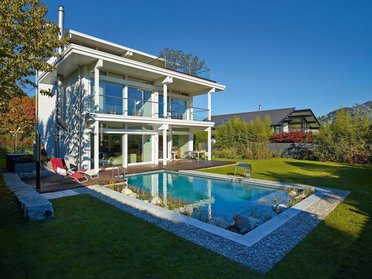 Ein elegantes, modernes Haus mit Pool und Garten in klarer Architektur
