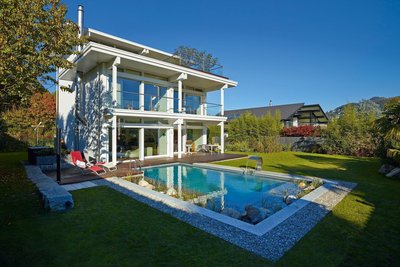 Ein elegantes, modernes Haus mit Pool und Garten in klarer Architektur