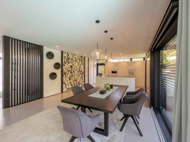 Lichtdurchflutetes Architektenhaus mit modernem Design Geräumiges, helles Wohnzimmer mit Essbereich und moderner Küche