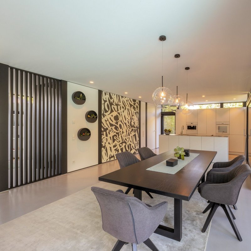 Lichtdurchflutetes Architektenhaus mit modernem Design Geräumiges, helles Wohnzimmer mit Essbereich und moderner Küche