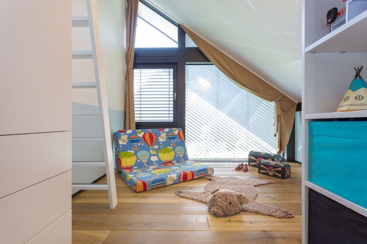 Stilvolles Kinderzimmer in einem modernen Familienhaus
