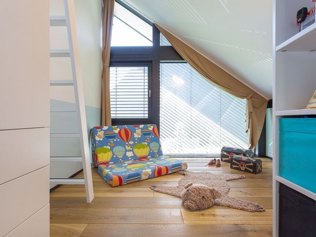 Stilvolles Kinderzimmer in einem modernen Familienhaus