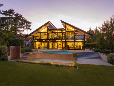 Stilvolles, modernes Haus mit Pool und Gartenbeleuchtung
