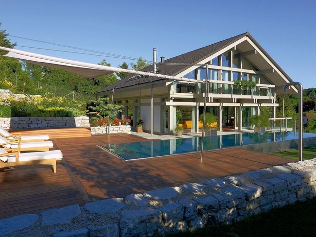 Moderne Fachwerkarchitektur mit eleganter Ausstattung und Blick auf den Pool
