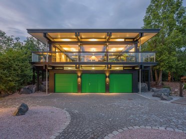 Stilvolles HUF Haus mit grüner Garage und modernen Elementen