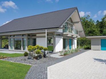 Architektonisches Design eines hellen Hauses mit grüner Landschaft