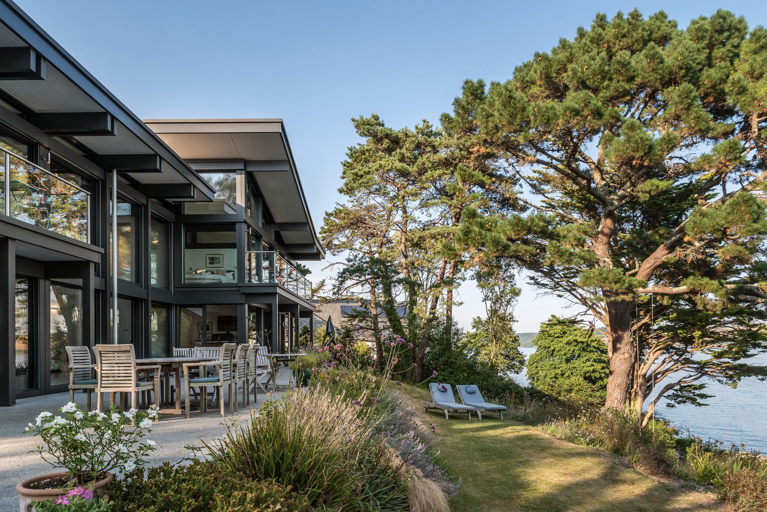 Moderne Architektur mit Garten und Aussicht auf das Meer