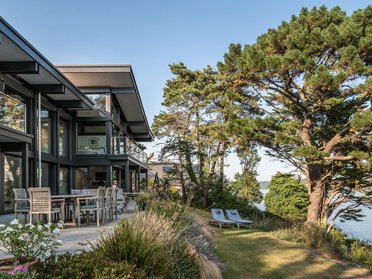 Spektakuläres Fachwerkhaus mit Meerblick Moderne Architektur mit Garten und Aussicht auf das Meer