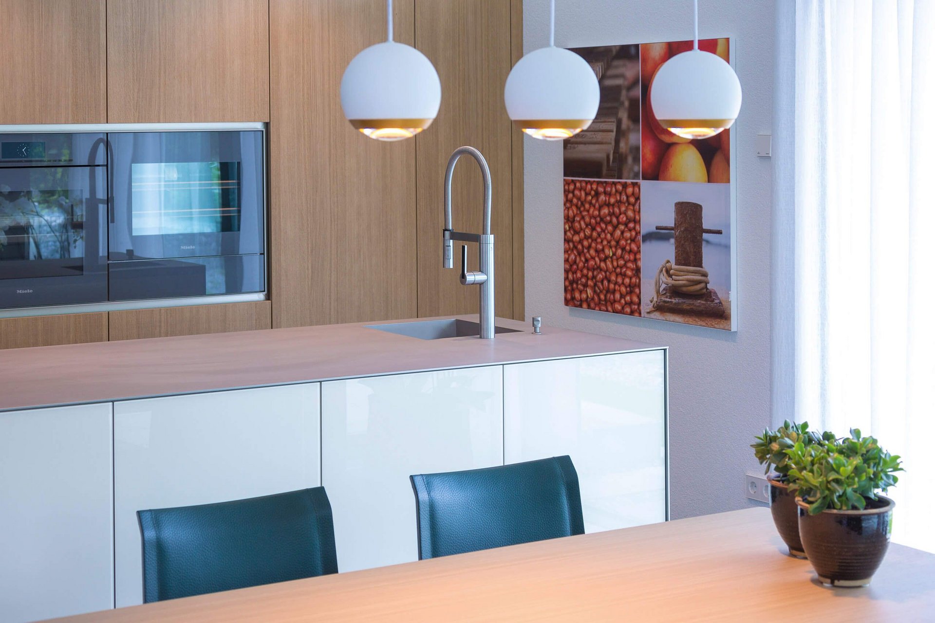 Moderne Küche mit Holz- und Glaselementen Helle Küchenumgebung mit Pflanzen und modernen Lampen