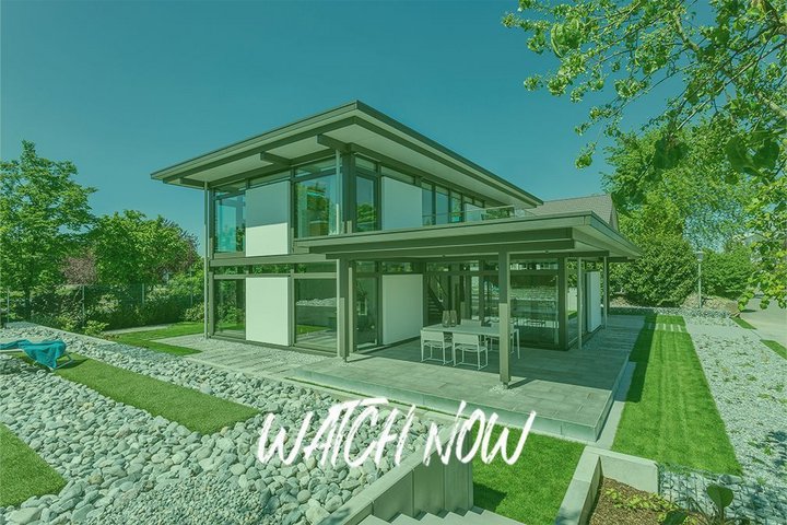 Jubiläumskalender 110 Jahre HUF HAUS Moderne Architekturfotografie eines HUF HAUS mit grünem Umfeld