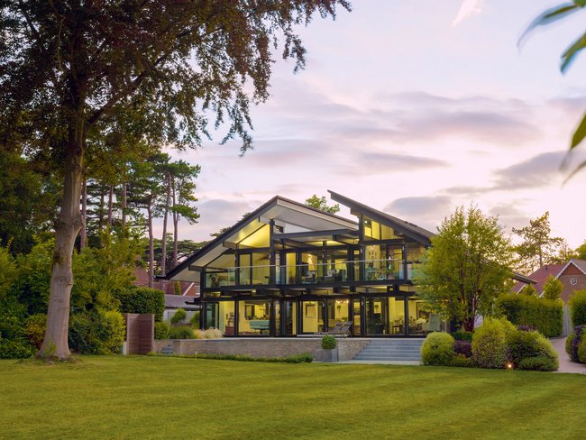Ein modernes Haus umgeben von üppigem Grün und einem schönen Garten