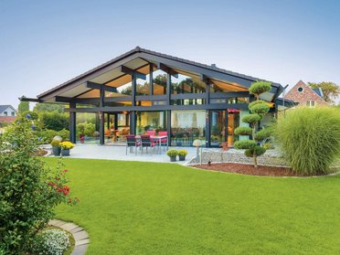 Modernes Bungalow-Wohnkonzept mit Garten und Terrasse