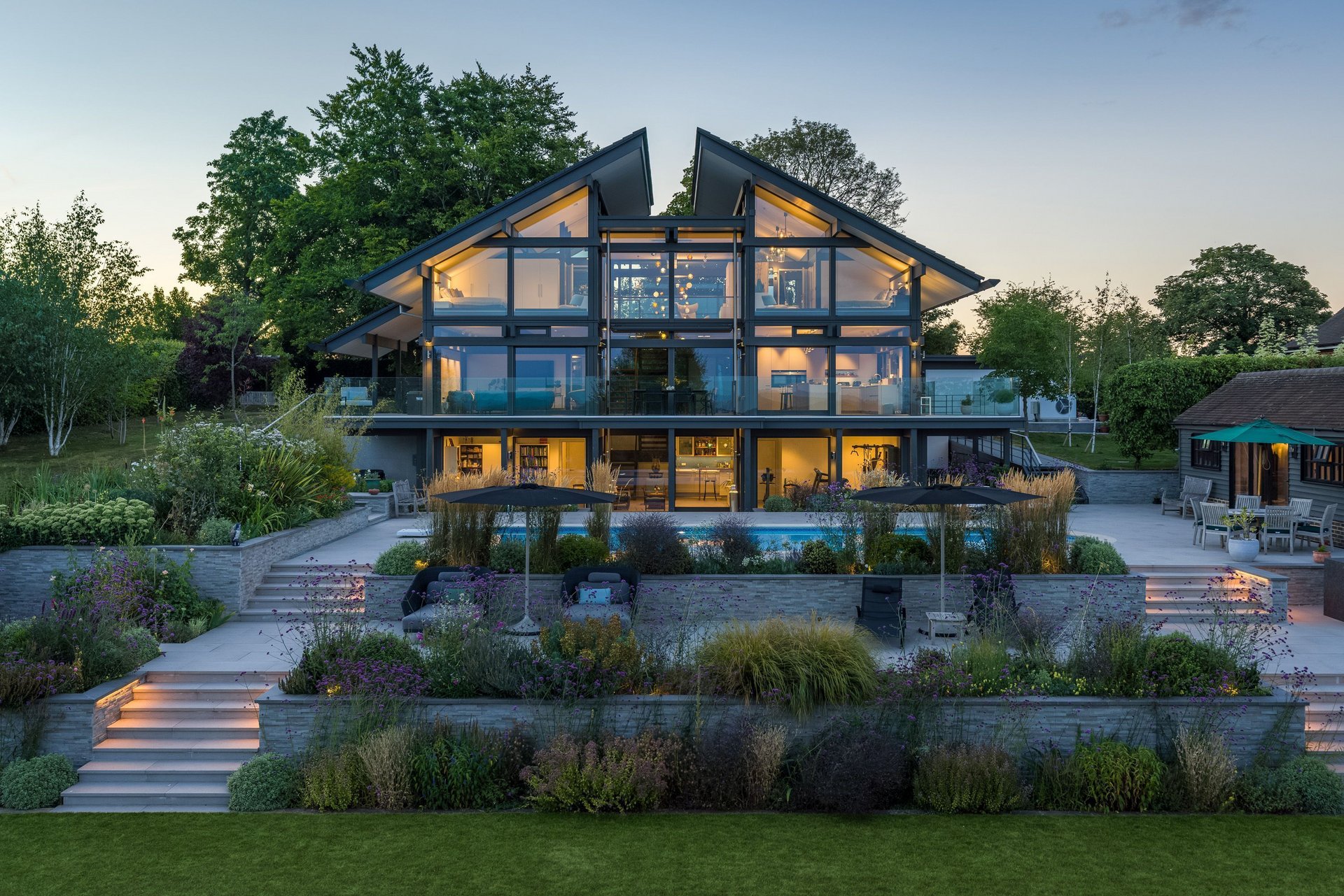 Elegantes Fertighaus mit großer Terrasse, Garten und Pool