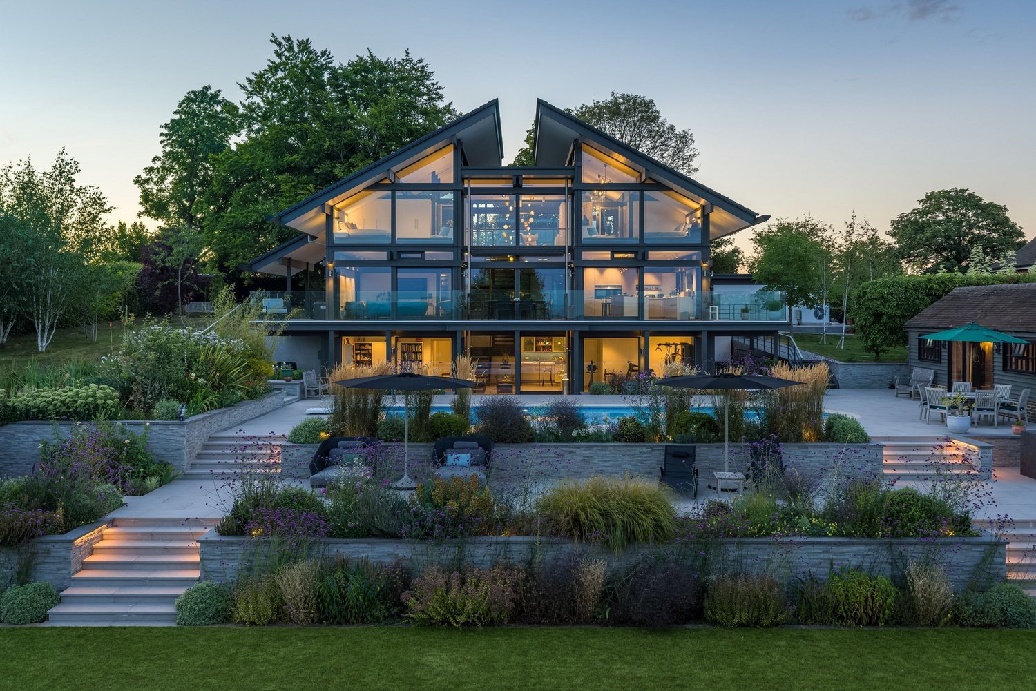 Elegantes Fertighaus mit großer Terrasse, Garten und Pool