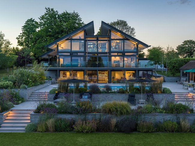 Elegantes Fertighaus mit großer Terrasse, Garten und Pool
