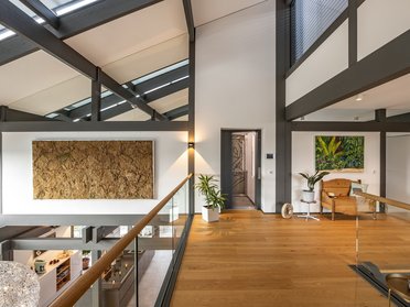 Elegante Innenansicht eines Premiumhauses mit Holzdetails