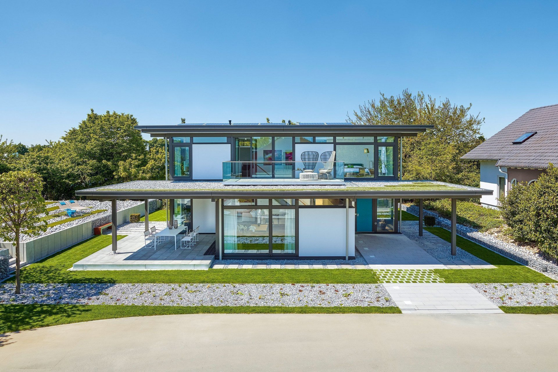 Moderne Architektur eines eleganten Wohnhauses Helles, modernes Haus mit Terrassen und großzügigem Garten