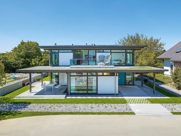 Moderne Architektur eines eleganten Wohnhauses Helles, modernes Haus mit Terrassen und großzügigem Garten