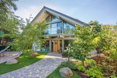 HUF Haus mit Anbau und Poolhaus Modernes HUF Haus mit Giebel, Poolhaus und Garagenanlage in grünem Umfeld