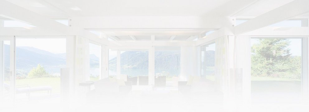 Modernes minimalistisches Wohnambiente mit Bergblick Heller Wohnraum mit großen Fenstern und Aussicht auf die Natur