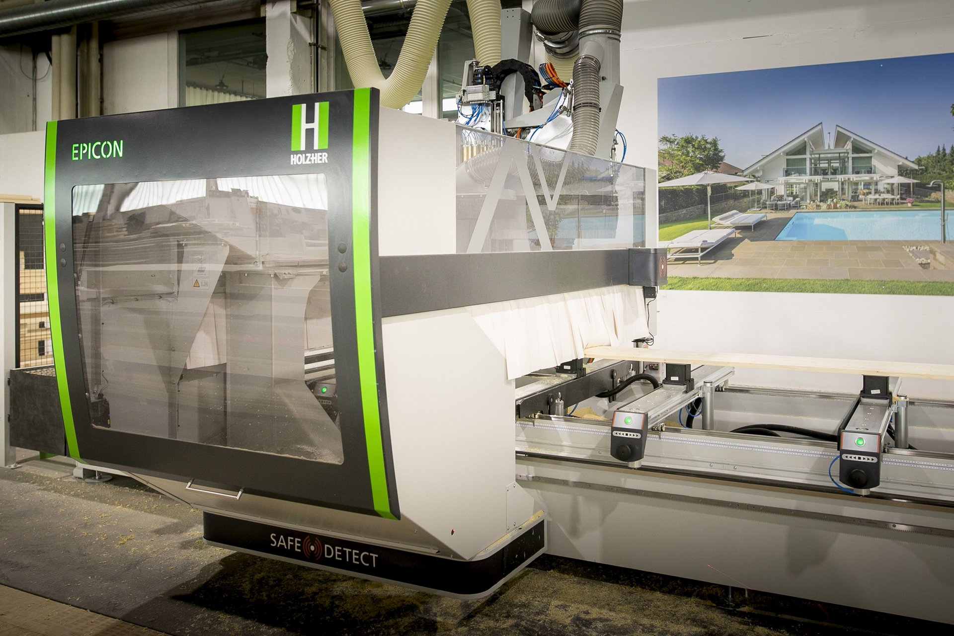Holzher Epicon CNC-Maschine in einem modernen Arbeitsumfeld CNC-Maschine von Holzher mit Sicherheitsmaßnahmen und moderner Ausstattung