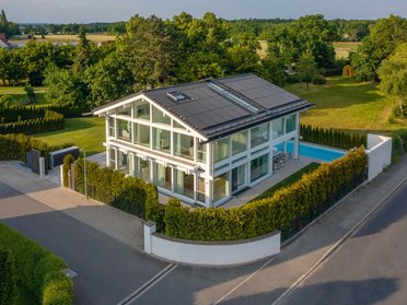 Zeitgenössisches HUF Haus mit Solarpanels und gepflegtem Außenbereich