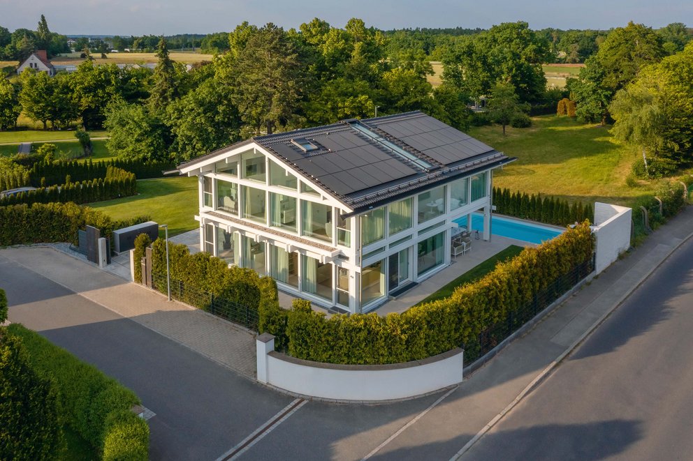 Zeitgenössisches HUF Haus mit Solarpanels und gepflegtem Außenbereich