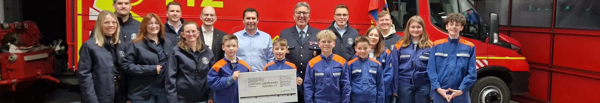 Feuerwehr Hartenfels Gruppenfoto mit Scheckübergabe Gruppenbild der Feuerwehr Hartenfels mit Scheck in der Feuerwache