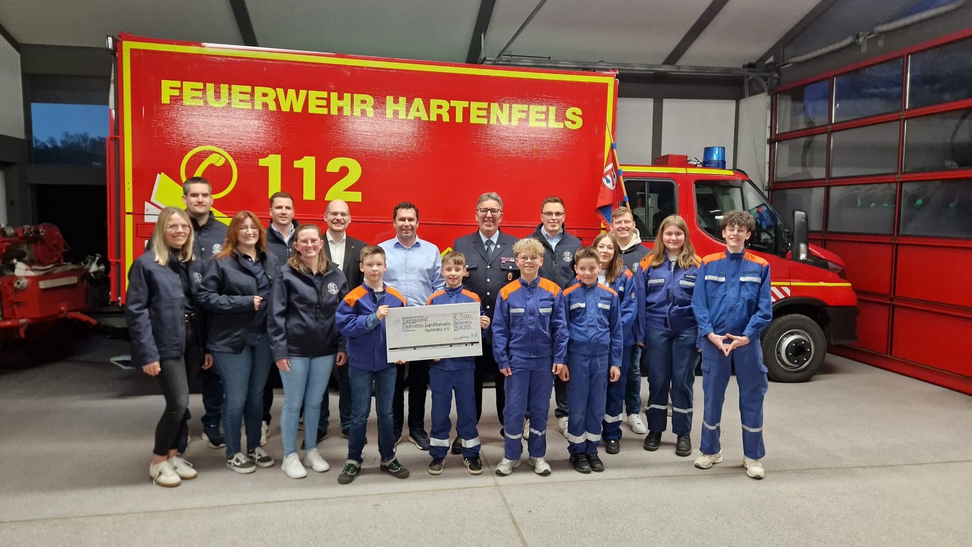Feuerwehr Hartenfels Gruppenfoto mit Scheckübergabe Gruppenbild der Feuerwehr Hartenfels mit Scheck in der Feuerwache